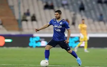 مدافع استقلال برای تمدید قرارداد مهلت خواست