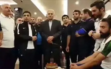 جشن تولد به سبک بچه‌های ماشین‌سازی برای مدیر تیمشان