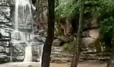 آبشار زیبا و فصلی «کرنگ کفتر» در مینودشت