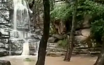 آبشار زیبا و فصلی «کرنگ کفتر» در مینودشت