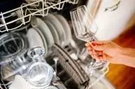 خداحافظی با لیوان‌های کدر؛ تکنیک‌های خانگی برای شفاف کردن ظروف شیشه‌ای
