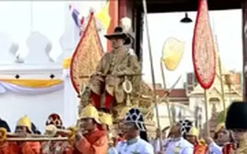 پادشاه جدید تایلند روی دست بردند