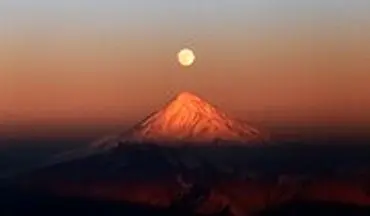 سه سال زحمت برای ثبت عکسی با موضوع قله دماوند و ماه