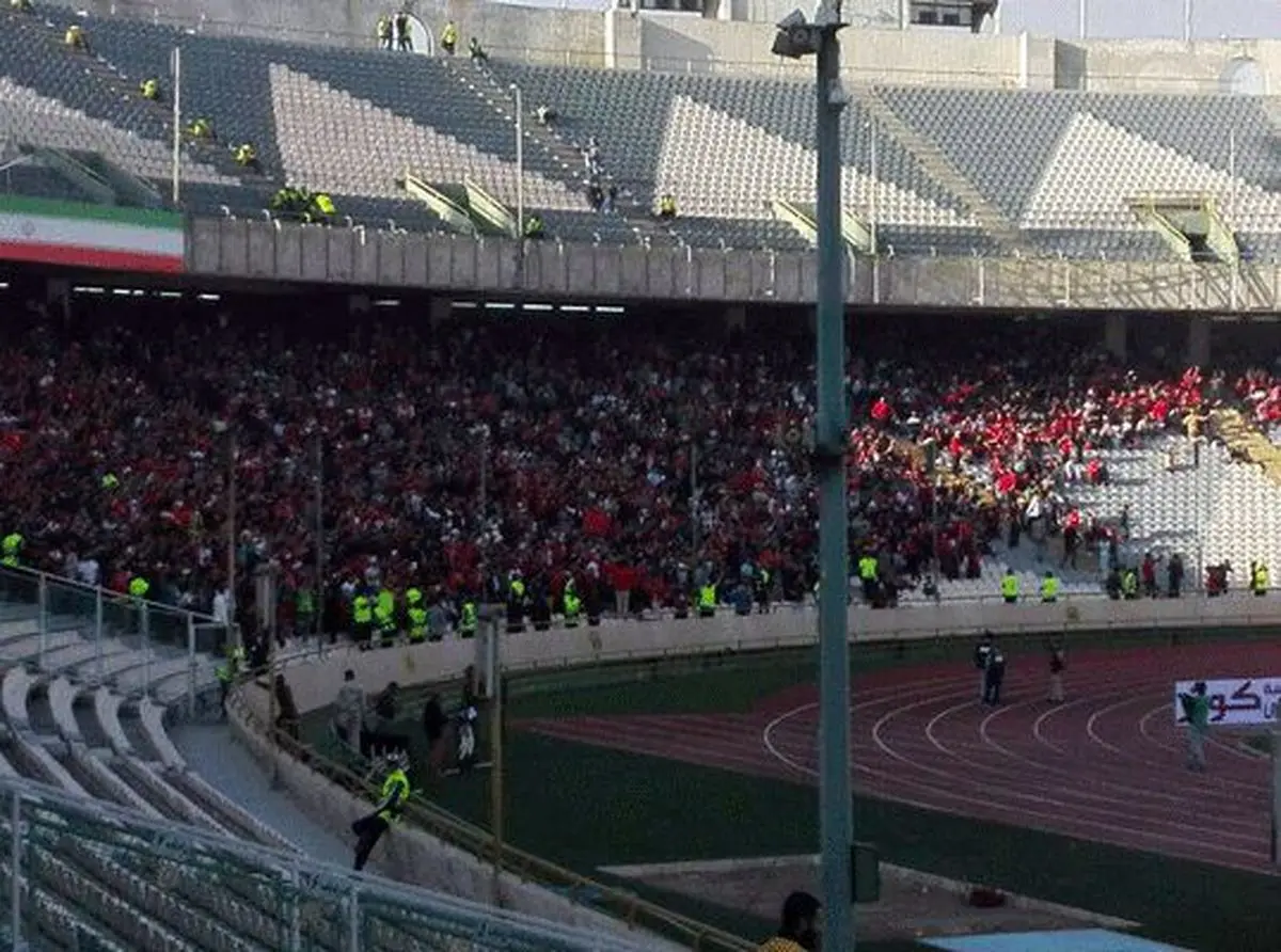 درگیری هواداران بیرون از ورزشگاه/ شعار علیه «شفر»