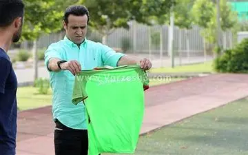  واکنش عجیب علی کریمی در زمان تست پیراهن نفت +عکس