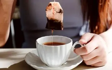 ۱۰ کاربرد شگفت‌انگیز چای کیسه‌ای مصرف‌شده که شما را غافلگیر می‌کند