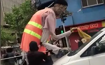 تمیز کردن شیشه اتومبیل توسط کارگر غول پیکر + فیلم 