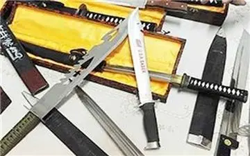 دستگیری زن قمه به دست توسط پلیس + فیلم