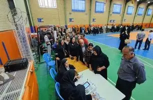  هم‌اکنون/ دبیرستان استقلال و حضور پرشور مردم کرمانشاه در دور دوم انتخابات