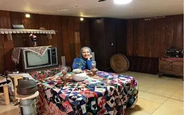 تیپ و ژست جالب مرجانه گلچین در یک کافه رستوران سنتی (عکس)