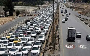 صبح امروز تصادف زنجیره ای در آزادراه کرج-قزوین ترافیک سنگین ایجاد کرد