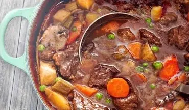 طرز تهیه خوراک گوشت و سبزیجات با هویج و سیب‌ زمینی؛ دستور ساده و خوشمزه برای یک وعده کامل