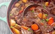 طرز تهیه خوراک گوشت و سبزیجات با هویج و سیب‌ زمینی؛ دستور ساده و خوشمزه برای یک وعده کامل