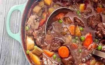 طرز تهیه خوراک گوشت و سبزیجات با هویج و سیب‌ زمینی؛ دستور ساده و خوشمزه برای یک وعده کامل