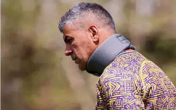 مربی سپاهان با محافظ مخصوص گردن در تمرینات