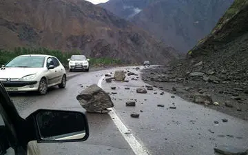 خطر ریزش‌سنگ در محور گنجنامه- تویسرکان

