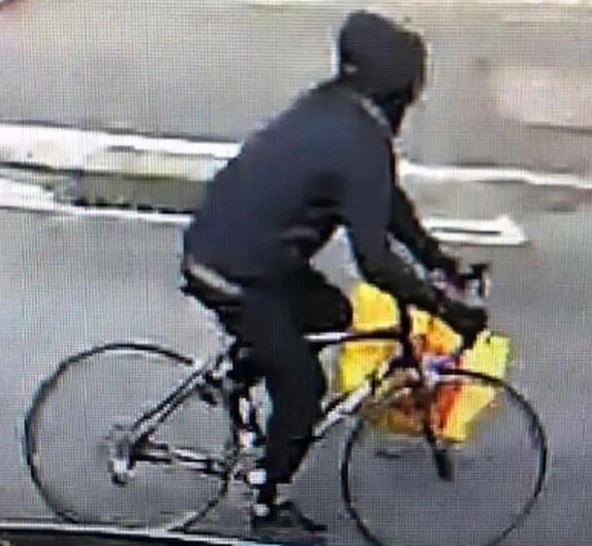 بیمار جنسی 9 زن در خیابان را آزار داد+عکس مرد دوچرخه سوار ناشناس