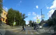 تصادف یک خودرو با دانش آموز خردسال در مقابل چشم مادرش + فیلم 