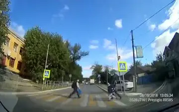 تصادف یک خودرو با دانش آموز خردسال در مقابل چشم مادرش + فیلم 