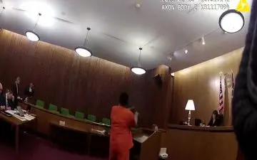 اقدام عجیب متهم در جلسه دادگاه! +فیلم 