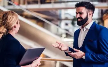 چرا مردان خود را باهوش‌تر از زنان می‌دانند؟