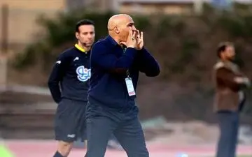 اتفاقی دیده‌نشده در رختکن استقلال/ عصبانیت وحشتناک علیمنصور و لگد کوبیدن به میز!