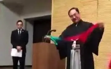 شعبده‌بازی سفیر ژاپن با پرچم ایران!+ فیلم
