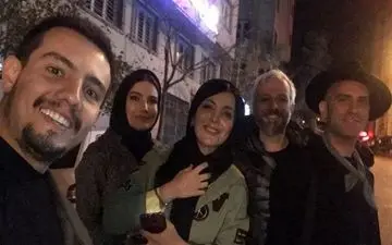 سلفی شبانه لیسانسه ها، وسط خیابان (عکس)