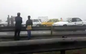 تصادف شدید و زنجیره ای ۸۰ خودرو در اتوبان مشهد با بیش از ۷۰ زخمی + فیلم