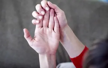 بیماری کلابینگ یا چماقی‌شدن ناخن | علت برجستگی ناخن‌ها چیست؟