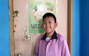 معلمی که با بچه‌های دبستان اشتباه گرفته می‌شود