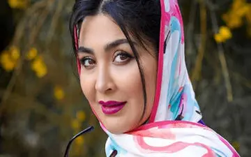 دامن کوتاه و پاهای برهنه مریم معصومی/عکس 