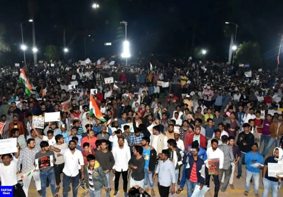  تجمع هزاران دانشجوی هندی در اعتراض به قوانین تبعیض مذهبی 