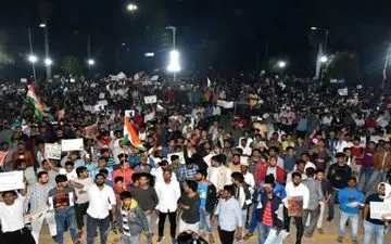  تجمع هزاران دانشجوی هندی در اعتراض به قوانین تبعیض مذهبی 