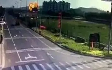 سقوط یک جنگنده شبیه به برخورد موشک با زمین + فیلم 