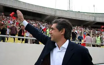 حرف های هیجانی افشین قطبی در رختکن پرسپولیس و طوفان در نیمه دوم + فیلم