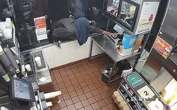 ناکامی سارق در باز کردن صندوق رستوران +فیلم 