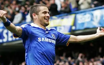 جو کول کفش‌هایش را آویخت