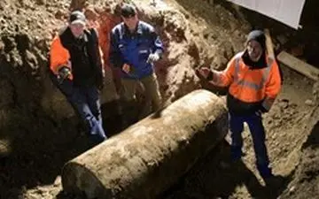 بمب عمل نکرده انگلیسی 1800 فرانسوی را مجبور به ترک منزل کرد