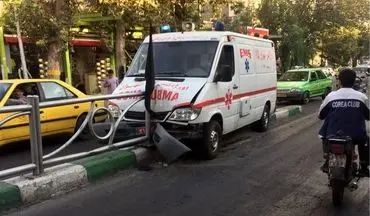 تصادف خودروی آمبولانس تهران با گاردریل خیابان ولیعصر+عکس 
