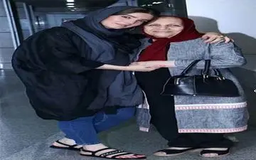 متین ستوده در کنار مادرش در یک مراسم + عکس