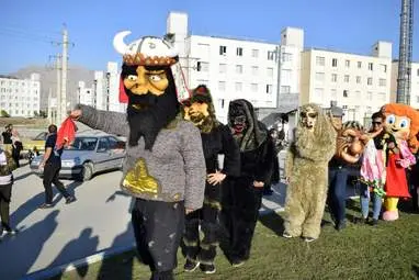 شادپیمایی عروسک‌ها در مسکن مهر شهرک دولت‌آباد شهر کرمانشاه