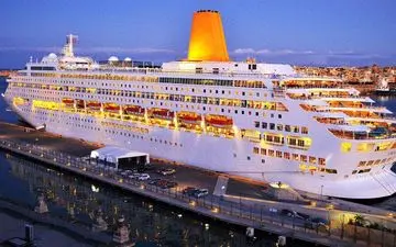 اولین کشتی اقیانوس پیمای کروز در قشم پهلو گرفت