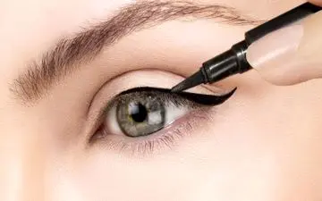  با خط چشم، پلک‌های افتاده را پوشش دهید| آموزش آرایش پلک‌های افتاده