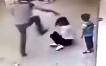 لحظه دردناک دفاع پسر خردسال از مادرش +فیلم