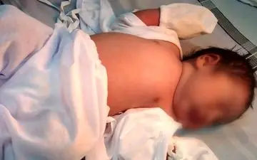 پیدا شدن یک نوزاد در پلاستیک آغشته به خون + تصاویر 