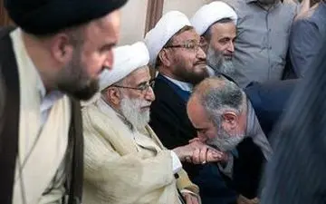 تحلیل و بررسی حاشیه های حسام الدین آشنا/دست بوسی!