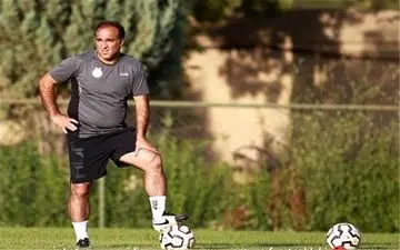 پیشکسوت استقلال با قهر از ورزشگاه رفت/شعار هواداران بر علیه هم دیگر