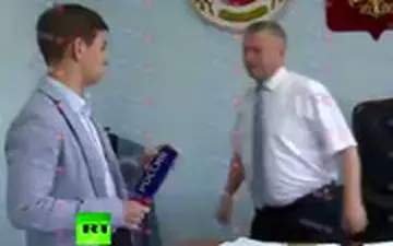  برخورد فیزیکی مامور دولت روسیه با یک خبرنگار 