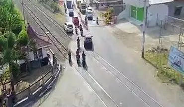 له شدن یک خودرو پس از گیر کردن بر روی ریل قطار